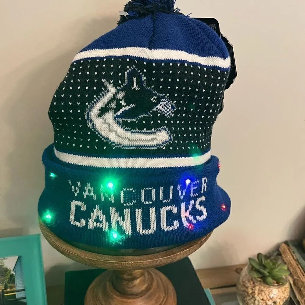NWT NHL Hockey Vancouver Canucks LED light up winter Pom hat. Unisex.